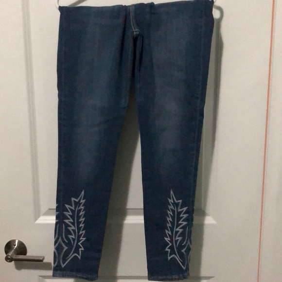 Never worn Levi Ankle crop skinny jeans with leaf pattern at hem - Picture 1 of 4